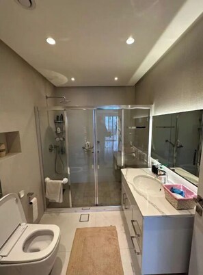 Hair dryer, towels, soap, shampoo - Furnished luxurious suite for Rent! (Amman)