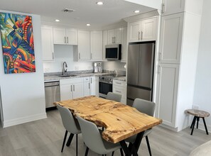 Geladeira, micro-ondas, fogão, cooktop