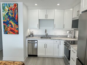 ثلاجة، ميكرو�ويف، فرن، موقد طهي مسطح