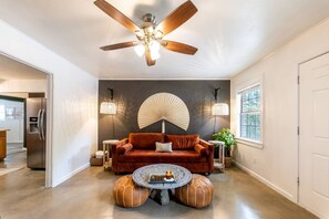 TV, table tennis - Walk to TX State -  Kitchenette - Workspace - Pet Friendly - Monthly Available (San Marcos)