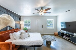 3 bedrooms, iron/ironing board, free WiFi, bed sheets - Walk to TX State -  Kitchenette - Workspace - Pet Friendly - Monthly Available (San Marcos)