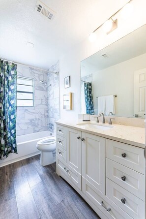 Combined shower/tub, hair dryer, towels, shampoo