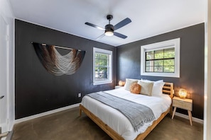 3 bedrooms, iron/ironing board, free WiFi, bed sheets - Walk to TX State -  Kitchenette - Workspace - Pet Friendly - Monthly Available (San Marcos)