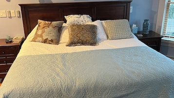 4 habitaciones, tabla de planchar con plancha y ropa de cama