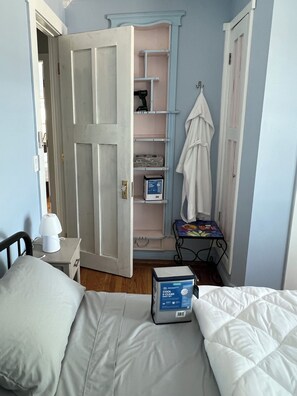 4 bedrooms, iron/ironing board, bed sheets - Castle in The Sky ! Beautifully Renovated Victorian one Block from Main St.   (Nyack)