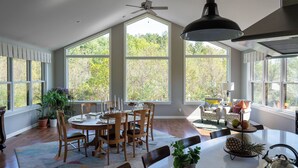 Un espace repas comprenant une table ronde, des chaises et un ventilateur de plafond.