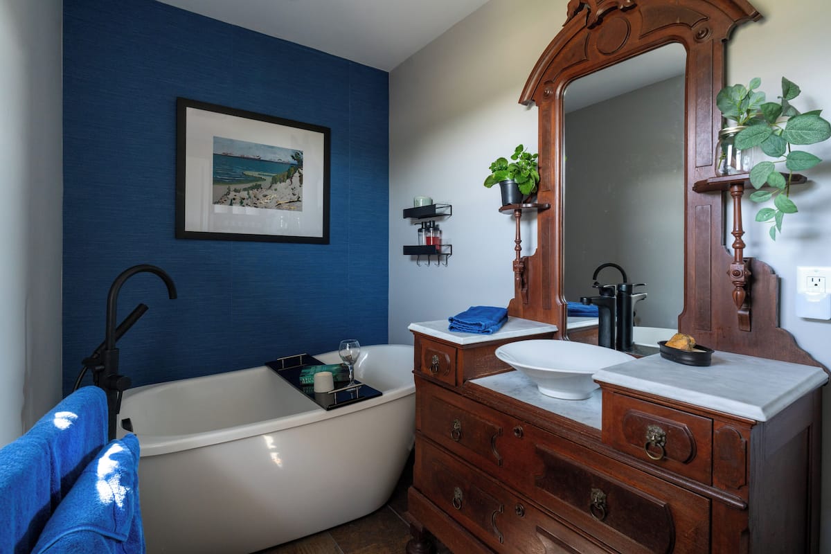 Habitación doble estándar | Baño | Tina profunda, amenidades de baño gratuitas, secadora de cabello