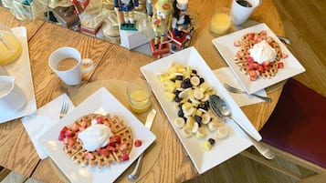 Een koelkast, een microgolfoven, een kinderstoel