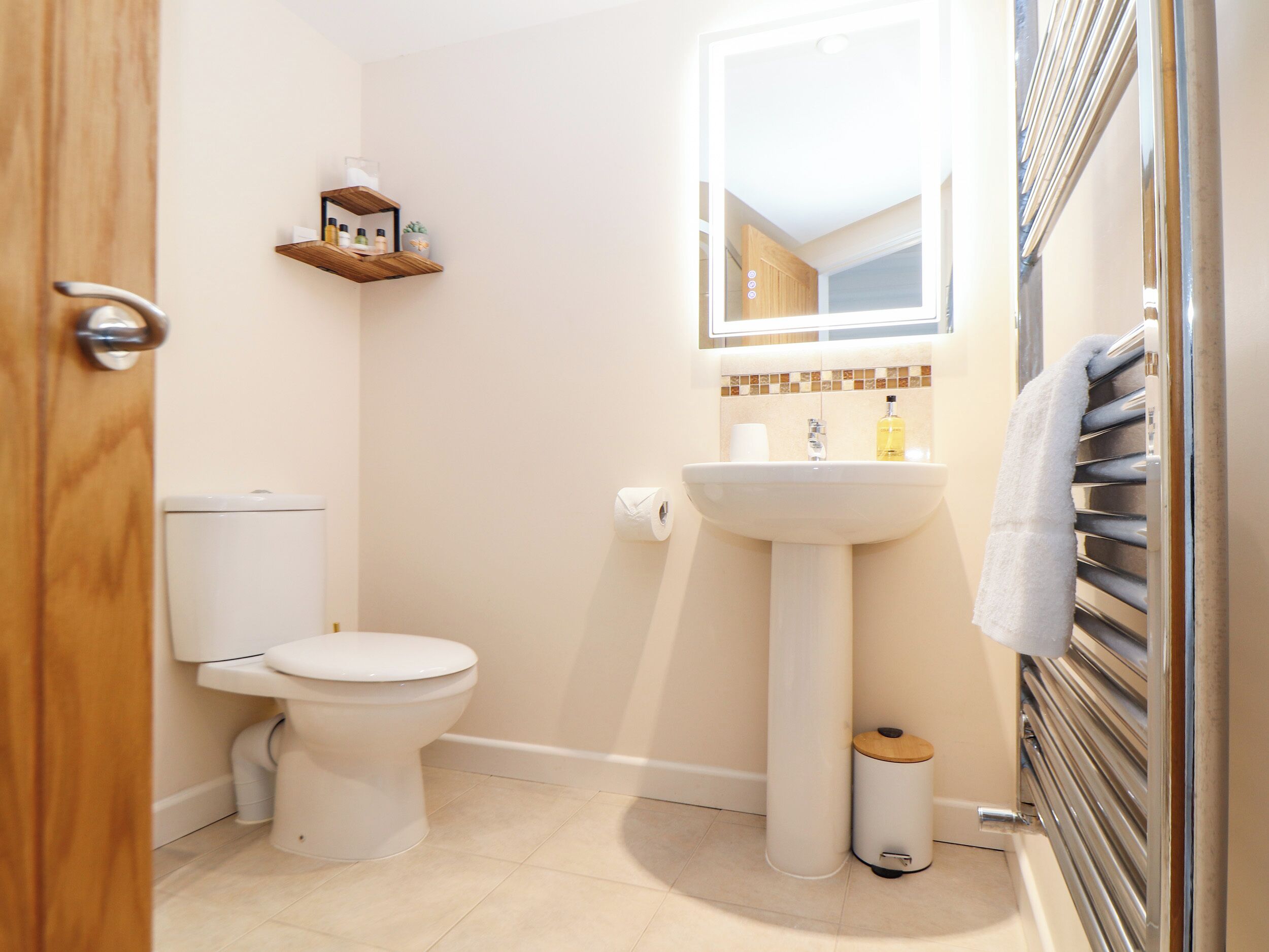 Ein Badezimmer mit Toilette, Waschbecken und Handtuchhalter.