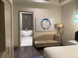 3 habitaciones, tabla de planchar con plancha, wifi y ropa de cama 