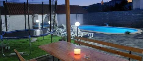 تناول الطعام بالخارج