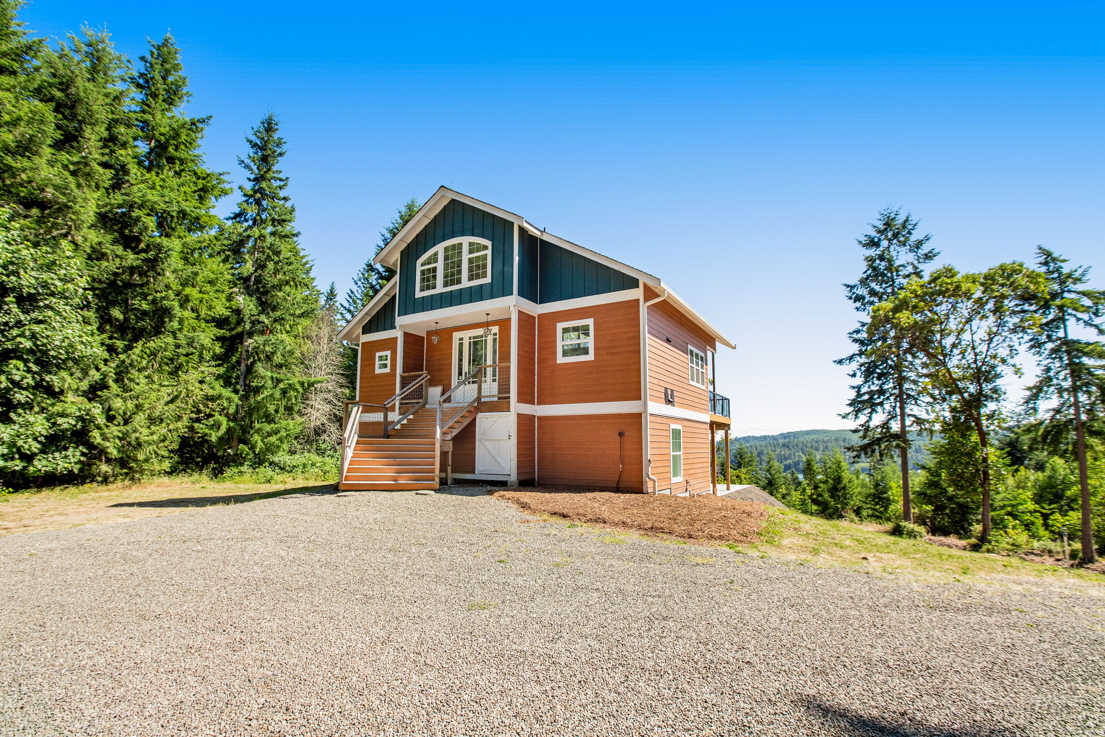 Inviting, dog-friendly home with spacious deck, & firepit