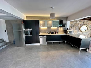 Kylskåp, mikrovågsugn, ugn och spishäll