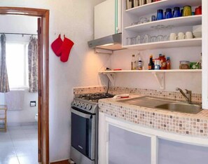 Réfrigérateur, four à micro-ondes, un four, cafetière-théière