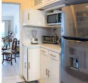 Kühlschrank, Mikrowelle, Ofen, Wasserkocher mit Kaffee-/Teezubehör