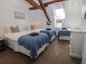 2 dormitoris, decoració individual i mobiliari individual 