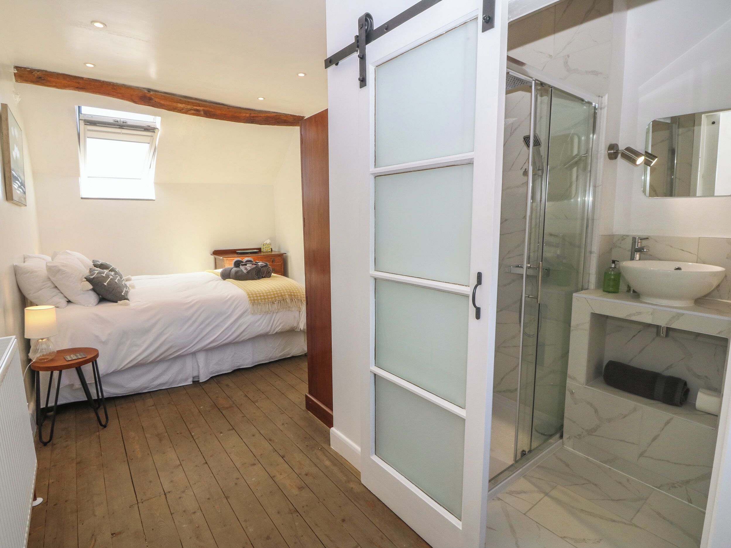 2 bedrooms, individually decorated, individually furnished, free WiFi