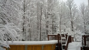 A snow-covered outdoor area with a wooden hot tub and wooden deck. - Intimité et Confort, Plusieurs Foyers, à Proximité D'activités et Sherbrooke (Sherbrooke)