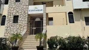 Un immeuble à plusieurs étages, doté d’une façade en pierre et d’une enseigne sur laquelle on peut lire « CANTAMAR ».