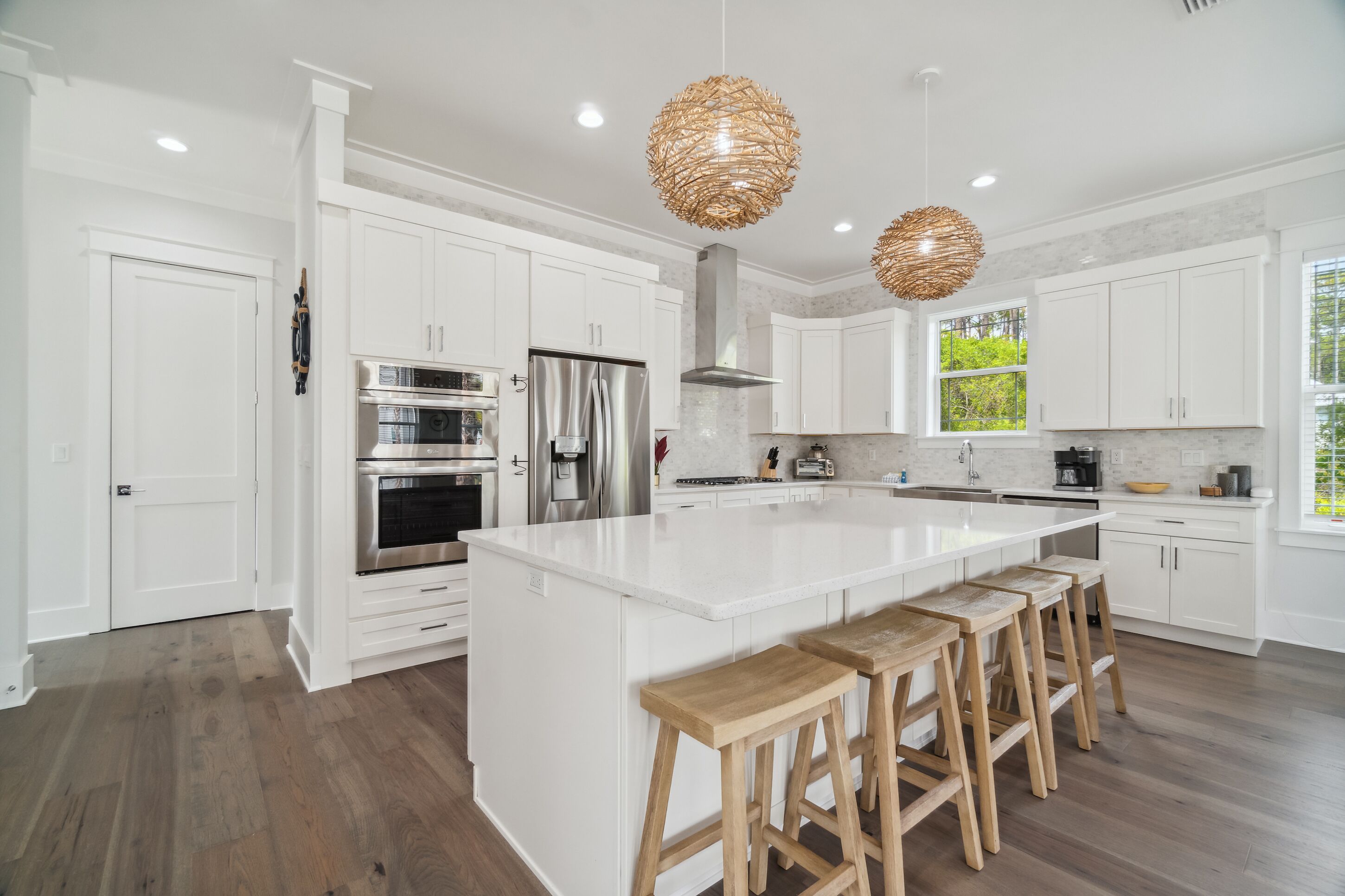 Full-size fridge, microwave, oven, stovetop