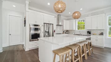 Refrigerador con congelador, microondas, horno y parrilla de estufa