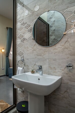 Shower, rainfall showerhead, slippers, towels - Fred and Winnie BnB (Kampala)