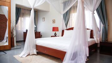 Een bureau, een strijkplank/strijkijzer, gratis wifi, beddengoed