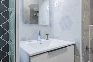 Shower, hair dryer, towels - Serenity near Saint-Lazare Station (Paris)