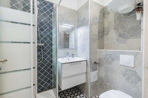 Dusche, Haartrockner, Handtücher