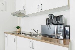 Kühlschrank, Mikrowelle, Herdplatte, Wasserkocher mit Kaffee-/Teezubehör