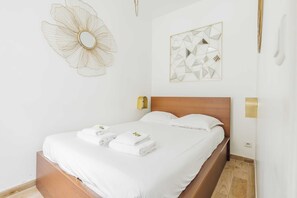 1 slaapkamer, een bureau, een strijkplank/strijkijzer, wifi