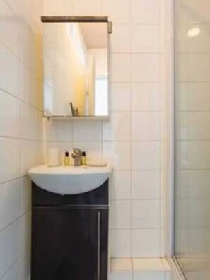 Douche, sèche-cheveux, serviettes fournies