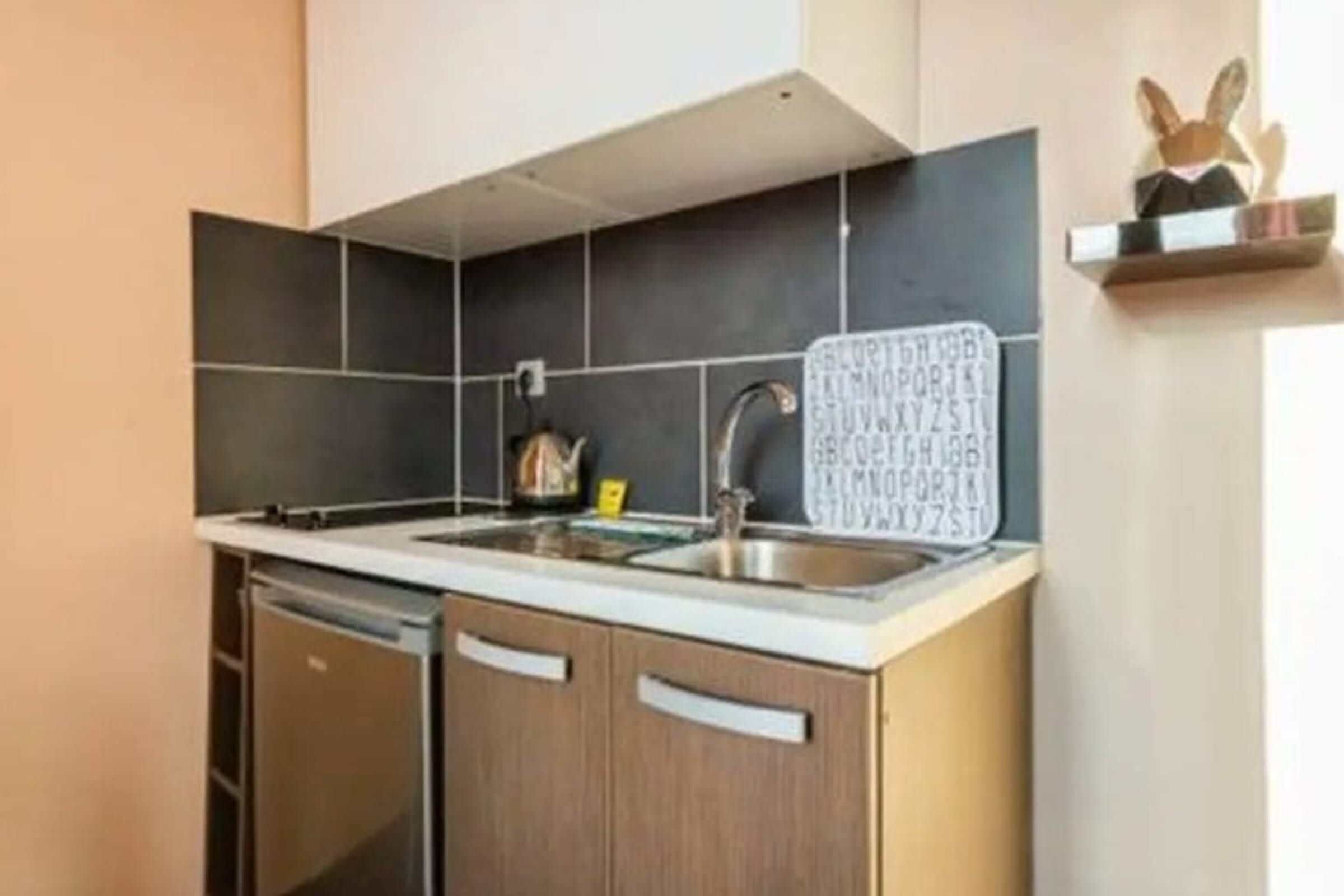 Wasserkocher mit Kaffee-/Teezubehör, Kühlschrank, Mikrowelle, Herdplatte