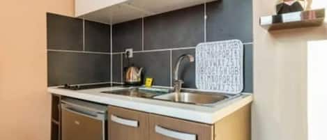 Coffee/tea maker, fridge, microwave, stovetop