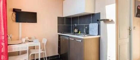 Kjøleskap, mikrobølgeovn, kokeplater og oppvaskmaskin