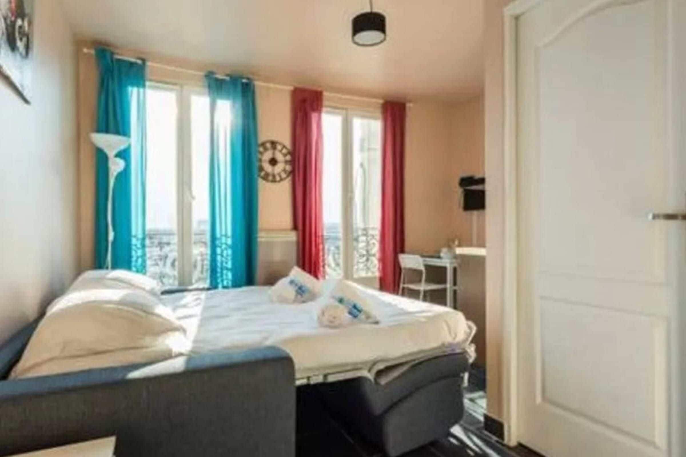 Desk, iron/ironing board, WiFi, bed sheets