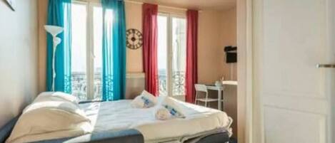 Desk, iron/ironing board, WiFi, bed sheets