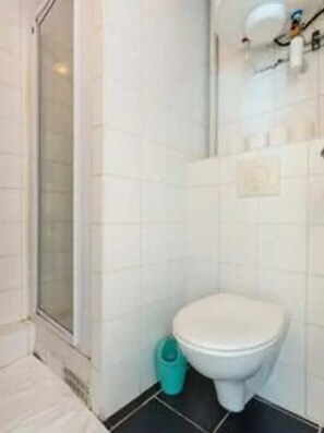 Douche, sèche-cheveux, serviettes fournies, shampoing