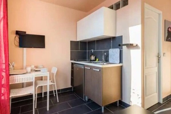 Coffee/tea maker, fridge, microwave, stovetop