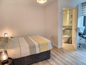 2 habitaciones, tabla de planchar con plancha, wifi y ropa de cama 