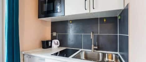 Mikrobølgeovn og kjøkkenutstyr