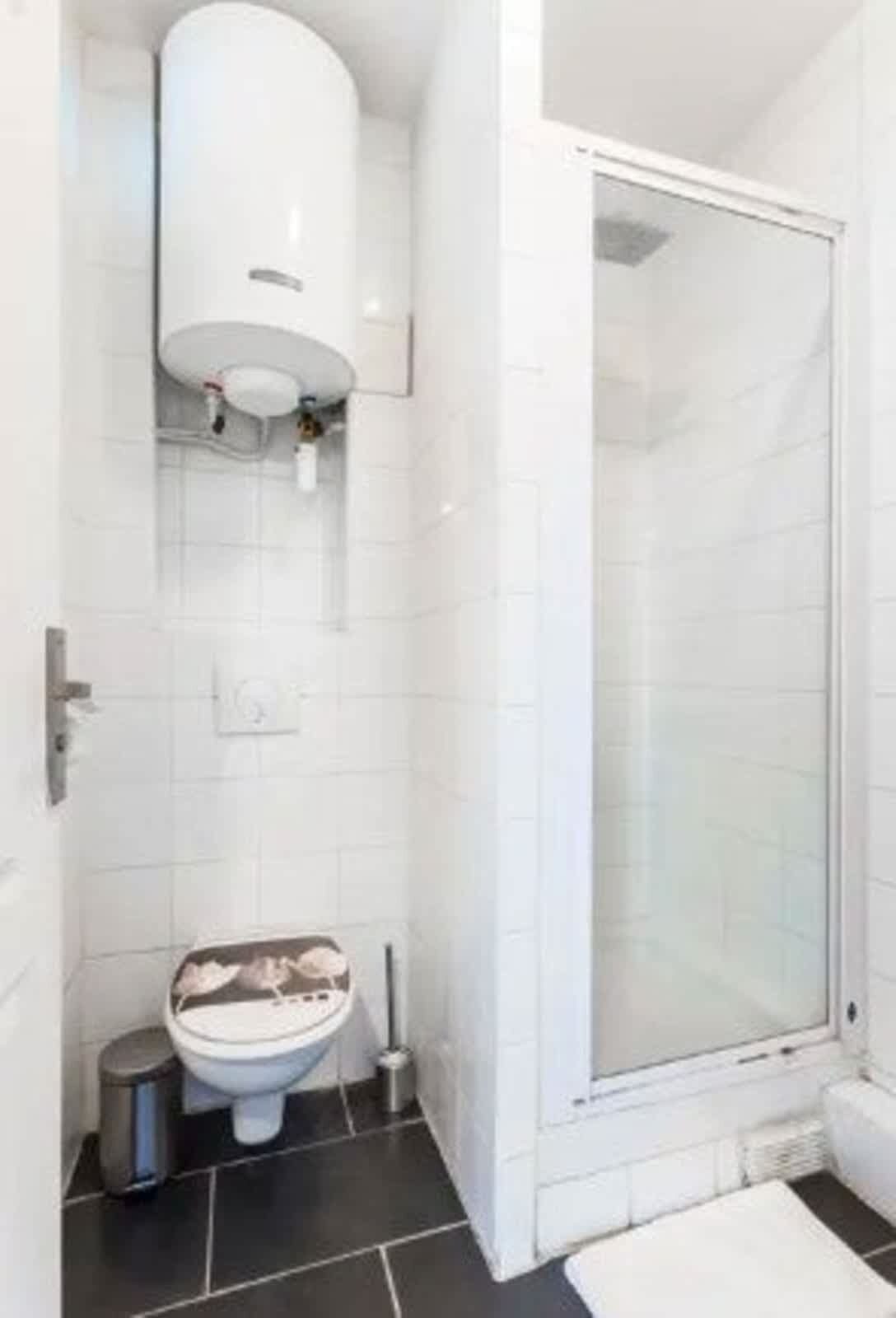 Een douche, handdoeken, shampoo