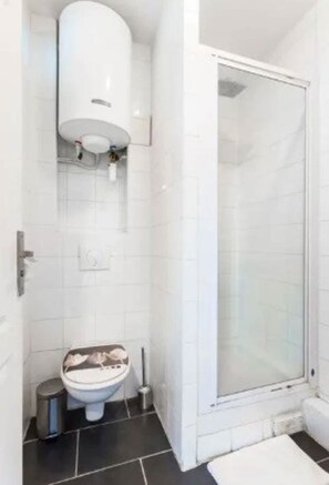 Douche, serviettes fournies, shampoing