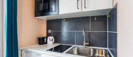 Microwave, cookware/dishes/utensils