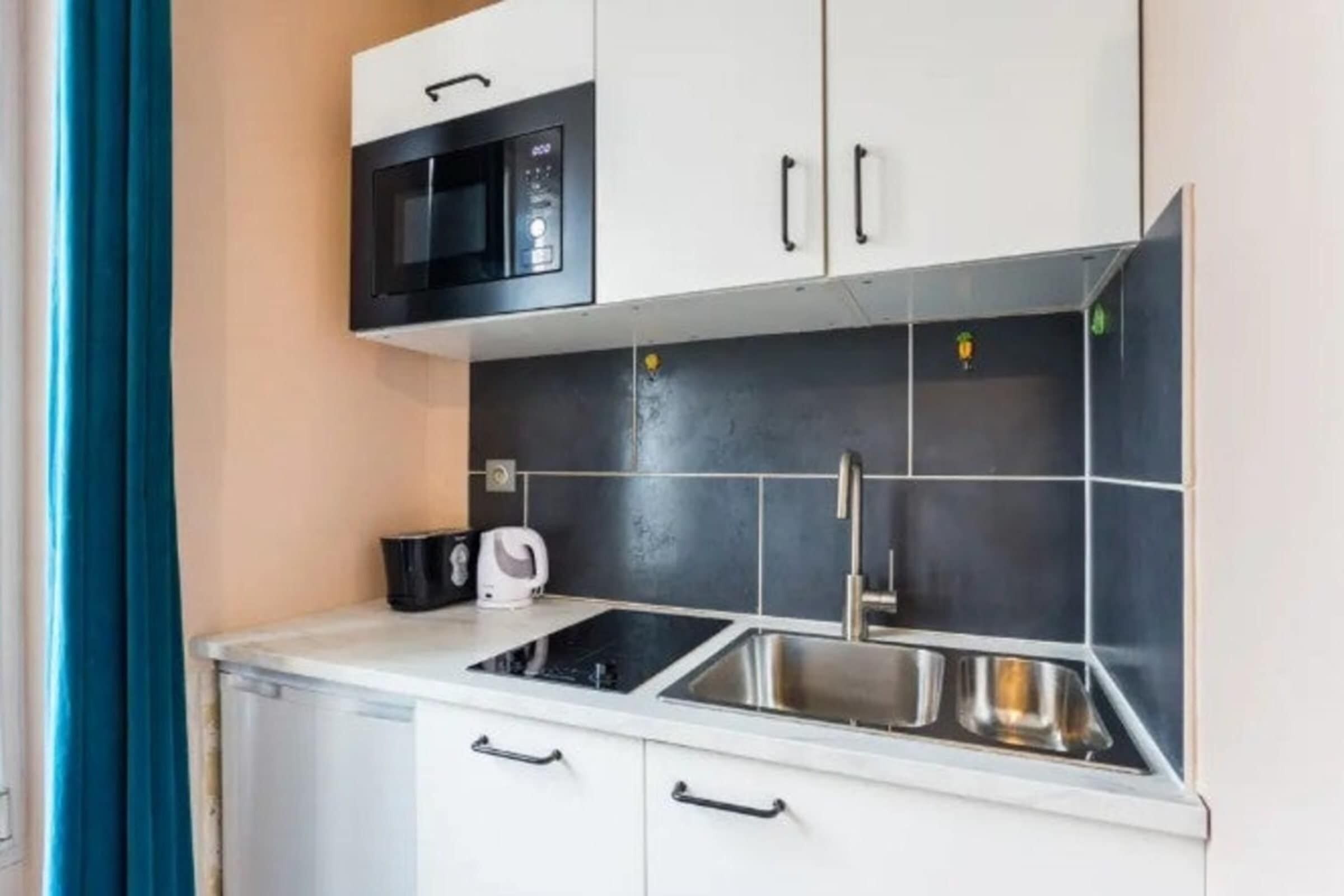 Microwave, cookware/dishes/utensils