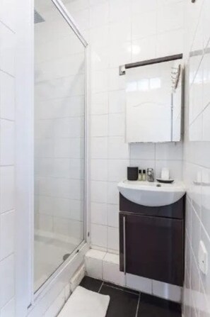Shower, towels, shampoo