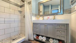 Dusche, Haartrockner, Handtücher, Seife