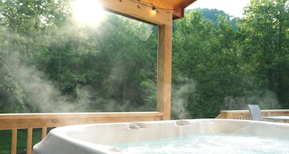 New Cabin with Fiber OPTICS WIFI,HOT TUB, STOCKED CREEK