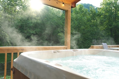 New Cabin with Fiber OPTICS WIFI,HOT TUB, STOCKED CREEK
