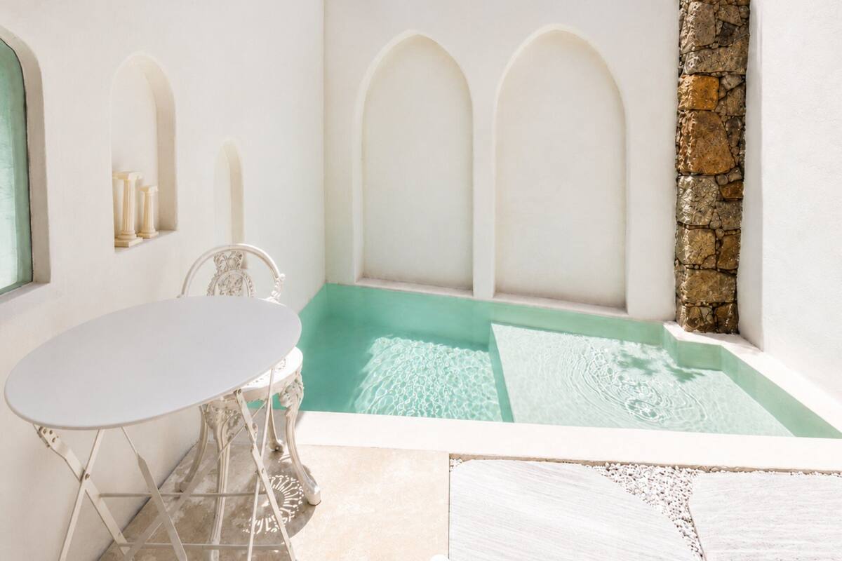 Deep-soaking bathtub